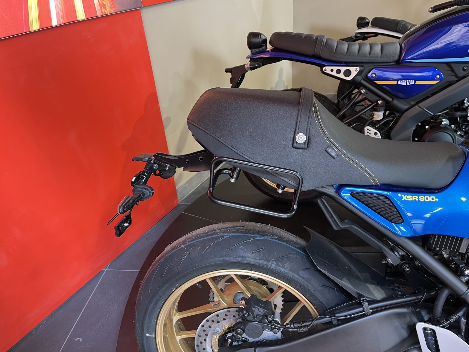 Saddlebag support Yamaha XSR900 2022 satin black - La Poderosa Goods ...