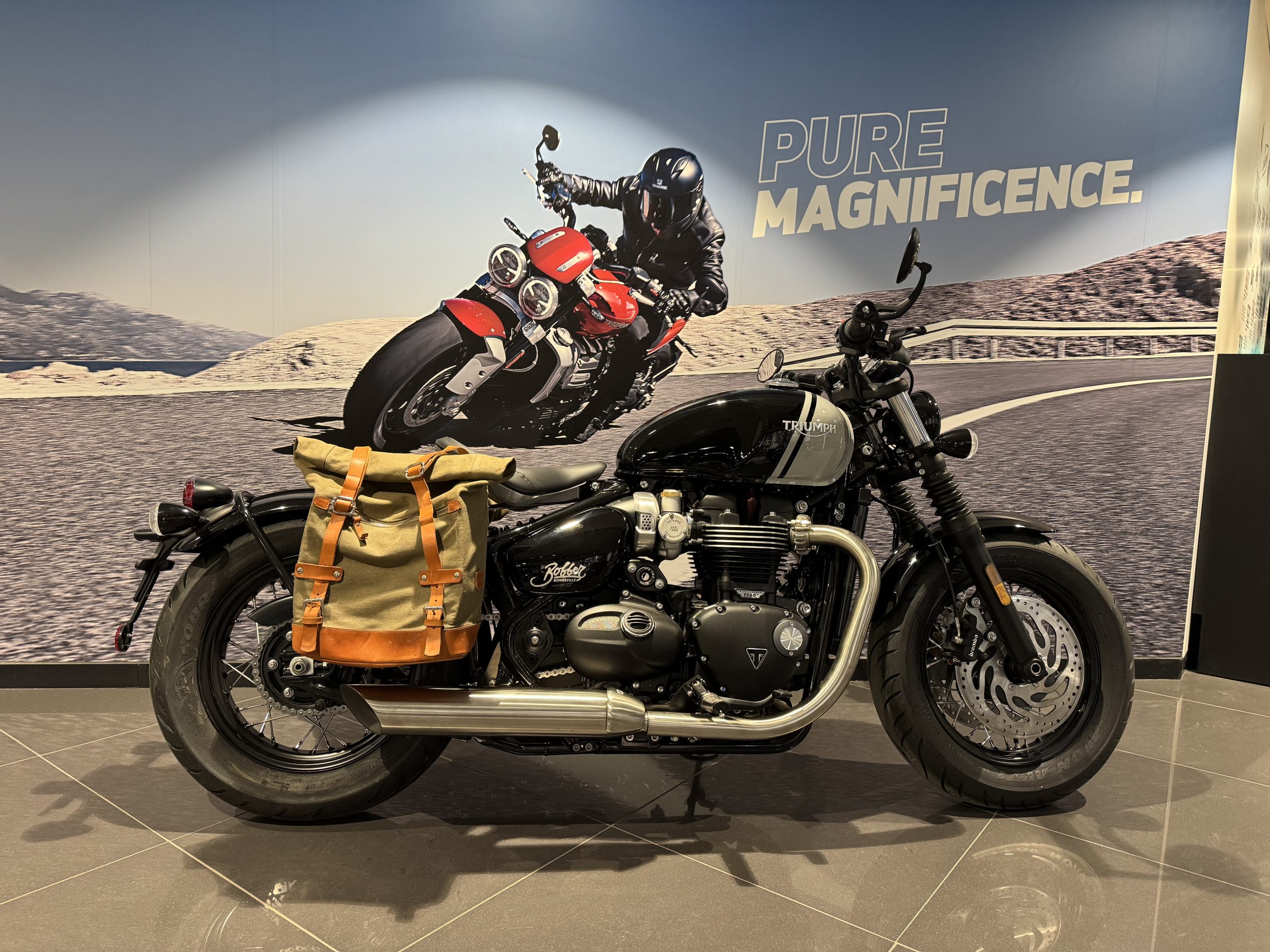 Triumph Bobber RHS Lofoten safari tan