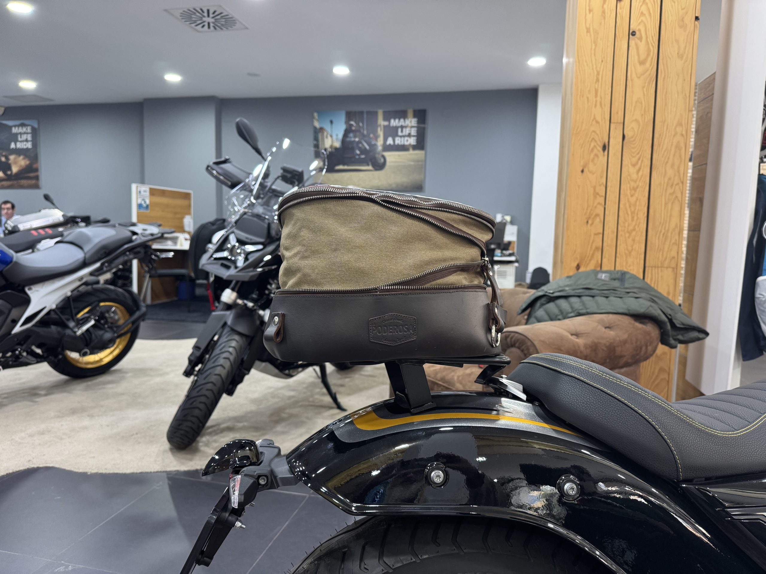 Bmw R12 Cruiser fez tailgate bag safari lateral view